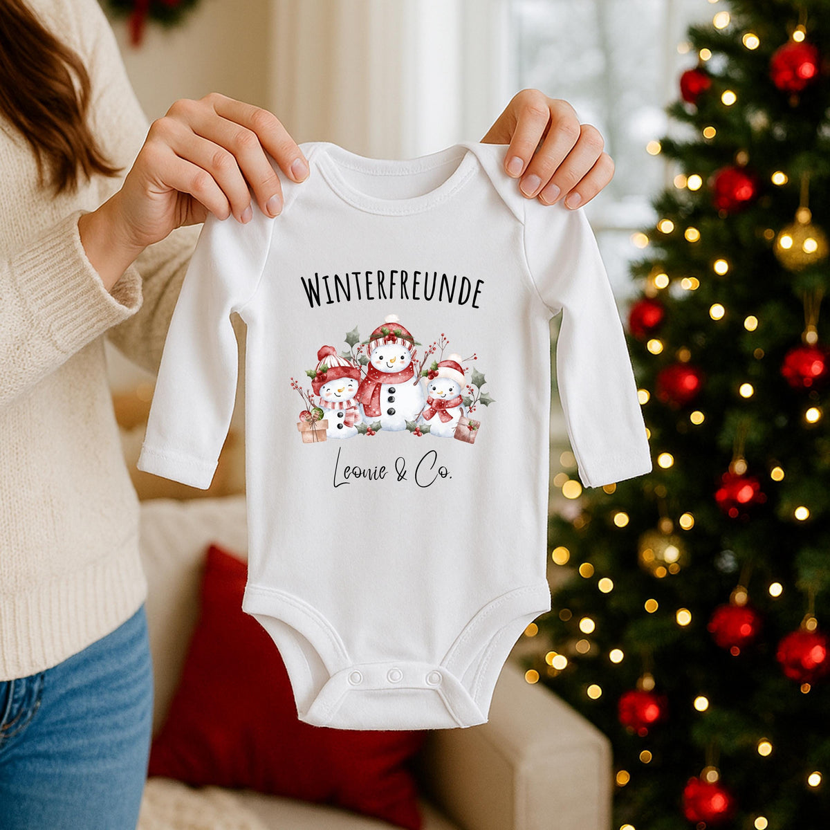 Personalisierter Weihnachtspullover Kinder mit Schneemann Motiv – Winterfreunde. Weihnachtsoutfit Jungen & Mädchen, Geschwister Outfit Weihnachten, ideal als Weihnachtsgeschenk Baby oder Kinder. Pullover, Shirt & Body mit Namen, festliche Winterkleidung nachhaltig bedruckt. Perfekt für Familienfotos, Plätzchenbacken oder Schulfeiern. Weihnachtsoutfit Kinder personalisiert, kuscheliger Winter Pullover Geschenk für Mädchen & Jungen. Weihnachtspullover Kinder personalisiert Shirt Body mit Namen