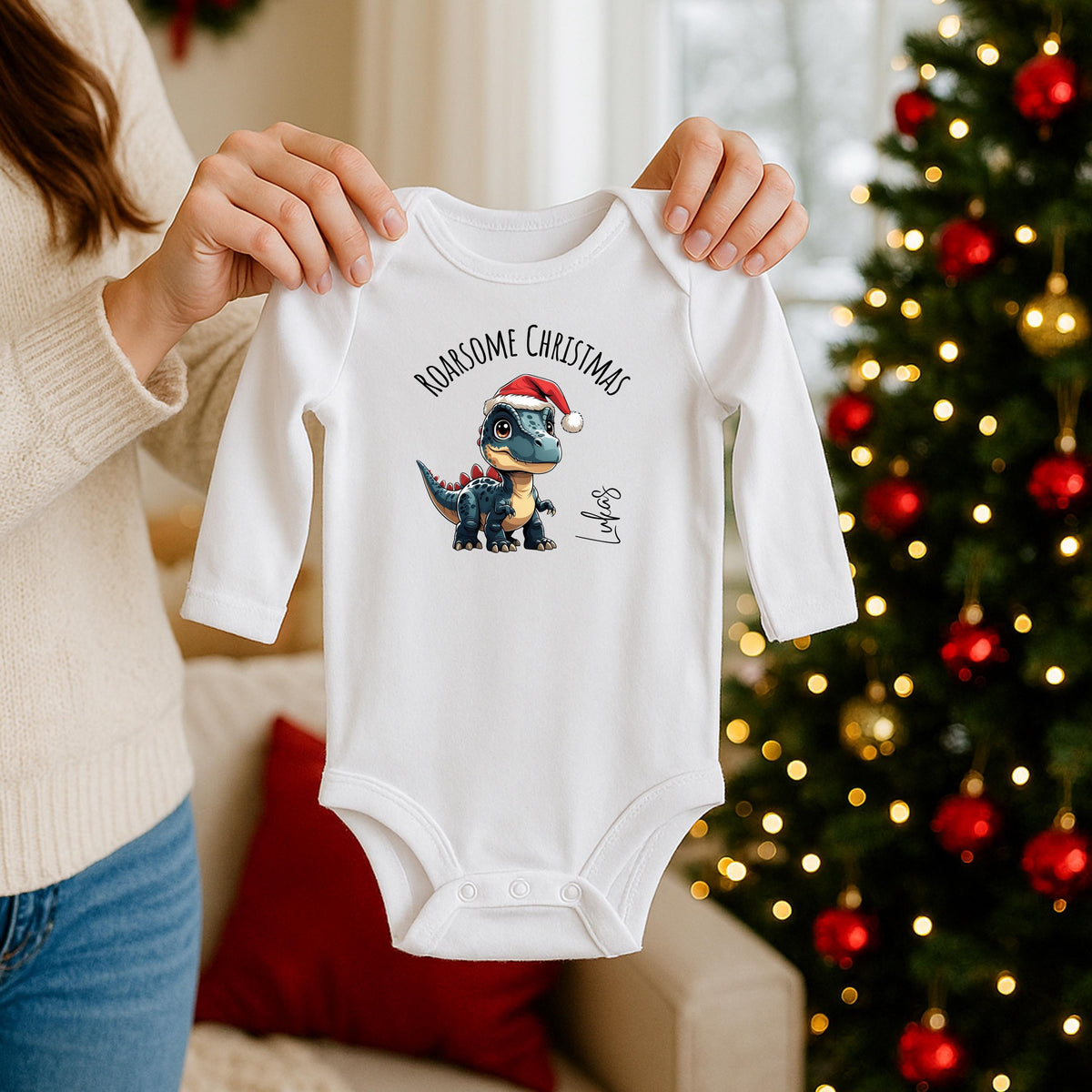 Weihnachtspullover für Kinder mit süßem Dino-Motiv und Personalisierung mit Namen. Perfekt als individuelles Weihnachtsgeschenk für kleine Dino-Fans – egal ob als Sweatshirt, T-Shirt oder Body (kurzarm/langarm). Ideal für festliche Anlässe wie Weihnachtsfeiern, Fotos und als Geschwister-Outfit. Hochwertiger Druck, weiche Materialien, liebevoll gestaltet. Ein Weihnachtsoutfit, das für leuchtende Augen sorgt und Kindheitserinnerungen schafft. Jetzt personalisiert bestellen!