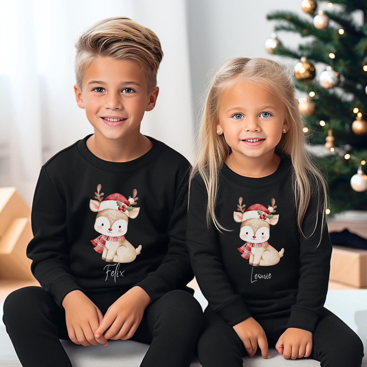Personalisierter Weihnachtspullover für Kinder mit Rentier – verfügbar als Pullover, T-Shirt oder Weihnachtsbody mit Namen. Perfekt für Weihnachten als Kinder Weihnachtsoutfit oder Baby Weihnachtsoutfit für Jungen und Mädchen. Das süße Rentier mit Mütze und Schal ist ideal für festliche Partnerlooks, Geschwister Outfits oder als personalisiertes Kinder Outfit. Weicher Winter Pullover – gemütlich, hochwertig und ideal als Weihnachtsgeschenk für Kinder oder Baby.