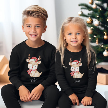 Personalisierter Weihnachtspullover für Kinder mit Rentier – verfügbar als Pullover, T-Shirt oder Weihnachtsbody mit Namen. Perfekt für Weihnachten als Kinder Weihnachtsoutfit oder Baby Weihnachtsoutfit für Jungen und Mädchen. Das süße Rentier mit Mütze und Schal ist ideal für festliche Partnerlooks, Geschwister Outfits oder als personalisiertes Kinder Outfit. Weicher Winter Pullover – gemütlich, hochwertig und ideal als Weihnachtsgeschenk für Kinder oder Baby.