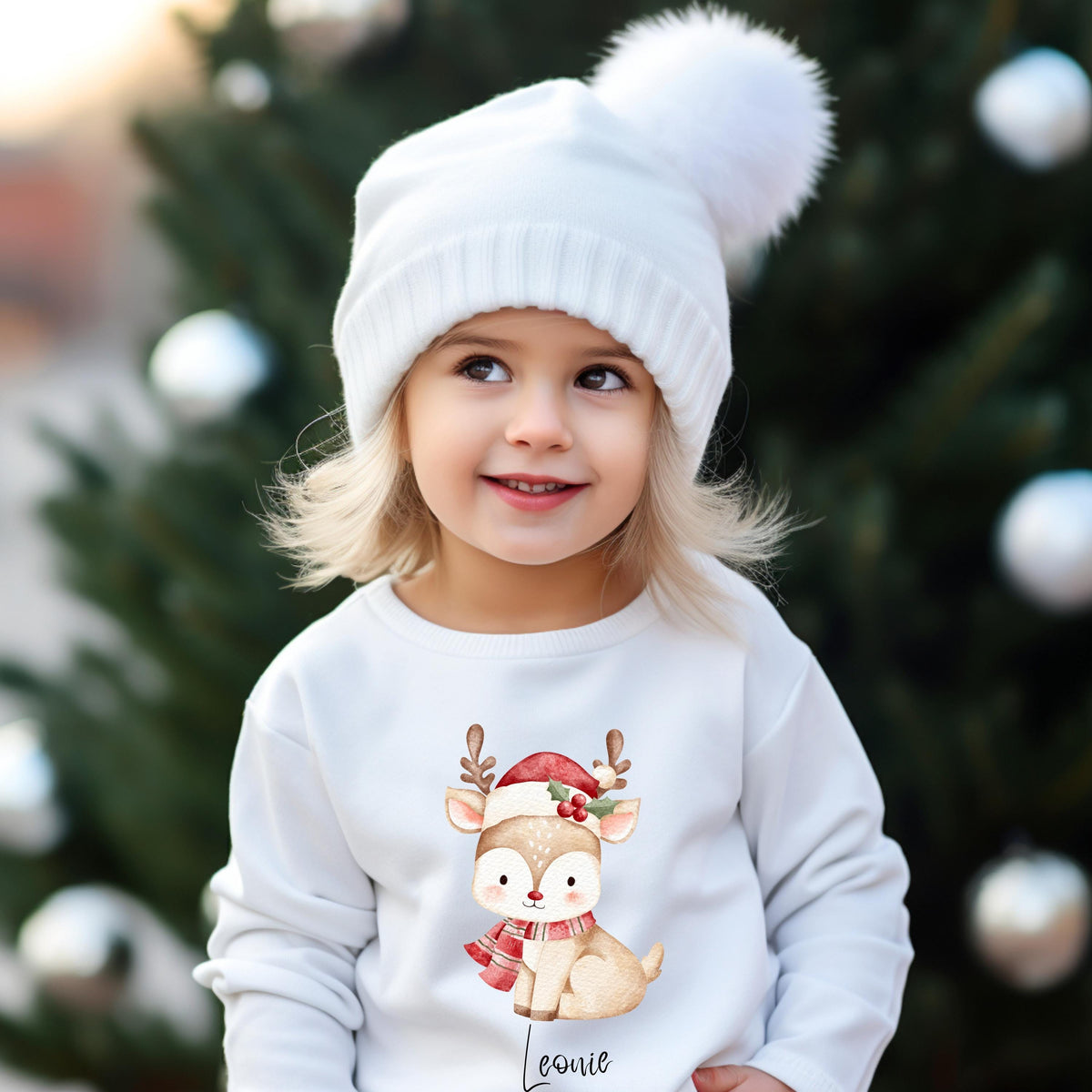 Personalisierter Weihnachtspullover für Kinder mit Rentier – verfügbar als Pullover, T-Shirt oder Weihnachtsbody mit Namen. Perfekt für Weihnachten als Kinder Weihnachtsoutfit oder Baby Weihnachtsoutfit für Jungen und Mädchen. Das süße Rentier mit Mütze und Schal ist ideal für festliche Partnerlooks, Geschwister Outfits oder als personalisiertes Kinder Outfit. Weicher Winter Pullover – gemütlich, hochwertig und ideal als Weihnachtsgeschenk für Kinder oder Baby.