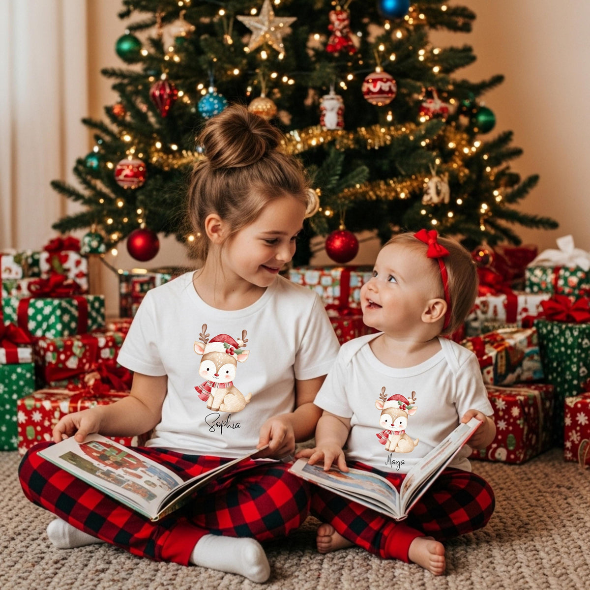 Personalisierter Weihnachtspullover für Kinder mit Rentier – verfügbar als Pullover, T-Shirt oder Weihnachtsbody mit Namen. Perfekt für Weihnachten als Kinder Weihnachtsoutfit oder Baby Weihnachtsoutfit für Jungen und Mädchen. Das süße Rentier mit Mütze und Schal ist ideal für festliche Partnerlooks, Geschwister Outfits oder als personalisiertes Kinder Outfit. Weicher Winter Pullover – gemütlich, hochwertig und ideal als Weihnachtsgeschenk für Kinder oder Baby.