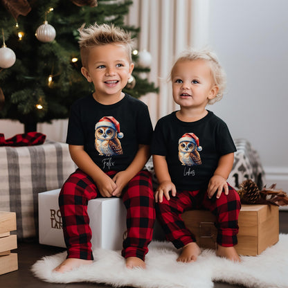 Personalisiertes Weihnachtsoutfit für Kinder mit süßem Eulen-Motiv: Weihnachtspullover, T-Shirt oder Babybody mit Weihnachtsmütze, individuell mit Namen bedruckt. Perfekt als festlicher Winterpullover für Jungen und Mädchen, ideal für Baby Weihnachten Outfits oder Geschwister Partnerlooks. Hochwertige Weihnachtskleidung – gemütlich, nachhaltig produziert und ein liebevolles Geschenk für Kinder. Für Familienfotos, Weihnachtsfeste oder als personalisierter Hingucker unter dem Tannenbaum.