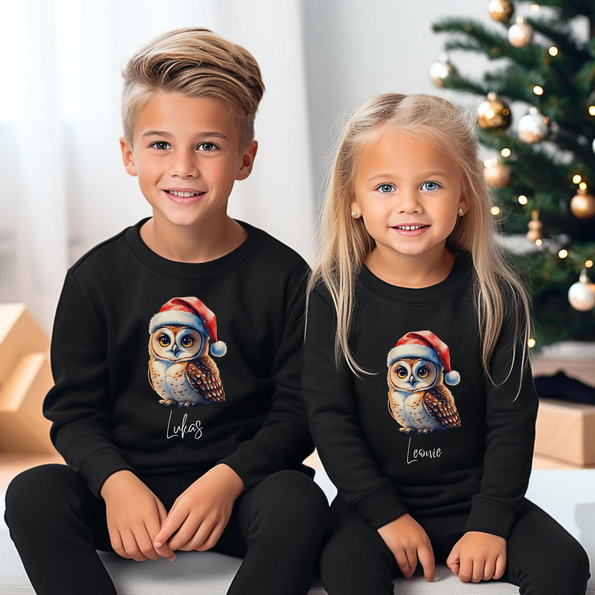 Personalisiertes Weihnachtsoutfit für Kinder mit süßem Eulen-Motiv: Weihnachtspullover, T-Shirt oder Babybody mit Weihnachtsmütze, individuell mit Namen bedruckt. Perfekt als festlicher Winterpullover für Jungen und Mädchen, ideal für Baby Weihnachten Outfits oder Geschwister Partnerlooks. Hochwertige Weihnachtskleidung – gemütlich, nachhaltig produziert und ein liebevolles Geschenk für Kinder. Für Familienfotos, Weihnachtsfeste oder als personalisierter Hingucker unter dem Tannenbaum.