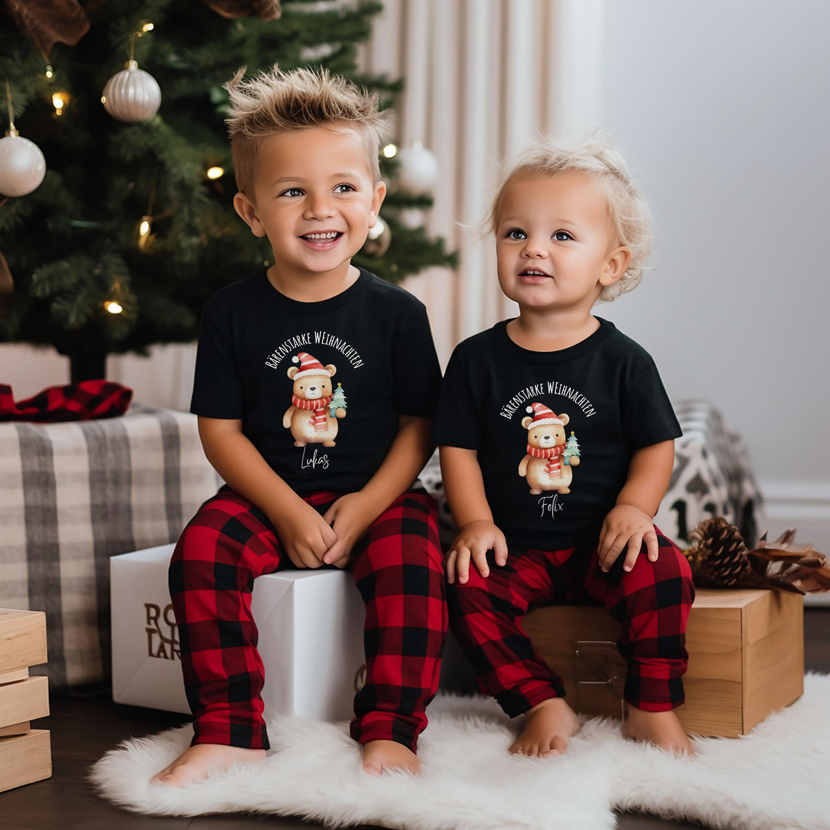 Zwei Kinder tragen ein personalisiertes Weihnachtsoutfit mit süßem Bärenmotiv – als Weihnachtspullover, Weihnachts-T-Shirt oder Baby Weihnachtsbody. Der niedliche Weihnachtsbär mit roter Mütze, Geschenk und individuellem Namen ist ideal als Geschenk für Jungen und Mädchen, als Baby Weihnachten Outfit oder festlicher Geschwisterlook. Perfekt für Weihnachtsfotos, Kita-Feiern, Krippenfeste oder als Partnerlook für Geschwister. Hochwertig & personalisiert – ein bärenstarker Hingucker zu Weihnachten.