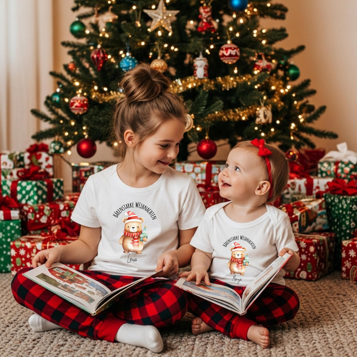 Zwei Kinder tragen ein personalisiertes Weihnachtsoutfit mit süßem Bärenmotiv – als Weihnachtspullover, Weihnachts-T-Shirt oder Baby Weihnachtsbody. Der niedliche Weihnachtsbär mit roter Mütze, Geschenk und individuellem Namen ist ideal als Geschenk für Jungen und Mädchen, als Baby Weihnachten Outfit oder festlicher Geschwisterlook. Perfekt für Weihnachtsfotos, Kita-Feiern, Krippenfeste oder als Partnerlook für Geschwister. Hochwertig & personalisiert – ein bärenstarker Hingucker zu Weihnachten.