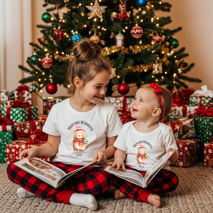 Zwei Kinder tragen ein personalisiertes Weihnachtsoutfit mit süßem Bärenmotiv – als Weihnachtspullover, Weihnachts-T-Shirt oder Baby Weihnachtsbody. Der niedliche Weihnachtsbär mit roter Mütze, Geschenk und individuellem Namen ist ideal als Geschenk für Jungen und Mädchen, als Baby Weihnachten Outfit oder festlicher Geschwisterlook. Perfekt für Weihnachtsfotos, Kita-Feiern, Krippenfeste oder als Partnerlook für Geschwister. Hochwertig & personalisiert – ein bärenstarker Hingucker zu Weihnachten.
