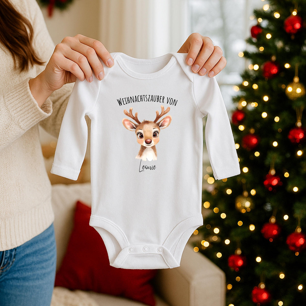 Weihnachtspullover mit niedlichem Rentier-Motiv und dem Text „Weihnachtszauber von [Name]“ – personalisierbar und ideal als Weihnachtsoutfit für Kinder. Perfekt für Jungen, Mädchen oder Babys als festlicher Pullover, Weihnachts-T-Shirt oder Babybody. Der süße Rentier-Print mit Geweih und großen Augen macht das Design zum Hingucker auf Weihnachtsfotos, bei der Bescherung oder im Partnerlook mit Geschwistern. Eine liebevolle Geschenkidee für die Feiertage mit persönlichem Namen.