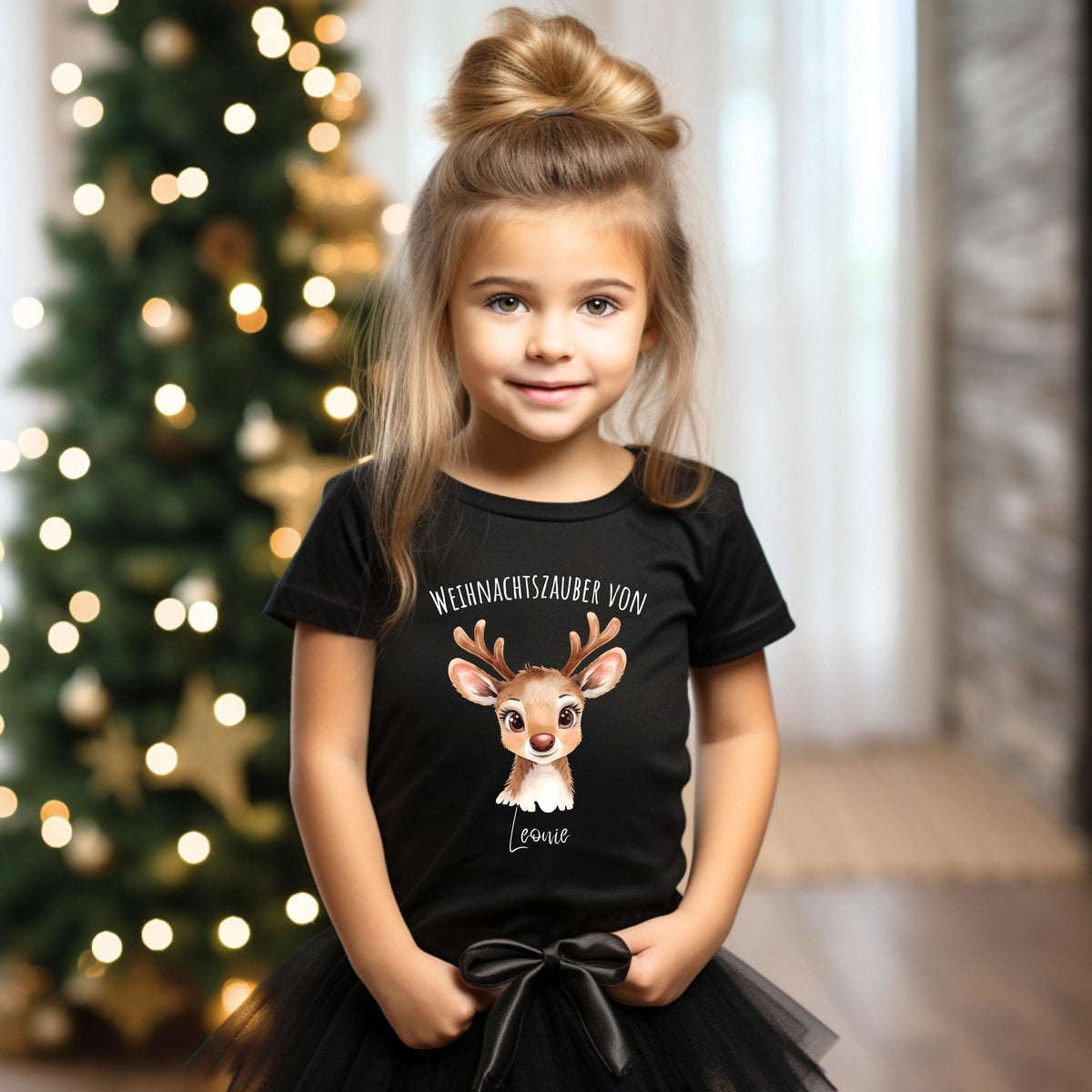 Weihnachtspullover mit niedlichem Rentier-Motiv und dem Text „Weihnachtszauber von [Name]“ – personalisierbar und ideal als Weihnachtsoutfit für Kinder. Perfekt für Jungen, Mädchen oder Babys als festlicher Pullover, Weihnachts-T-Shirt oder Babybody. Der süße Rentier-Print mit Geweih und großen Augen macht das Design zum Hingucker auf Weihnachtsfotos, bei der Bescherung oder im Partnerlook mit Geschwistern. Eine liebevolle Geschenkidee für die Feiertage mit persönlichem Namen.
