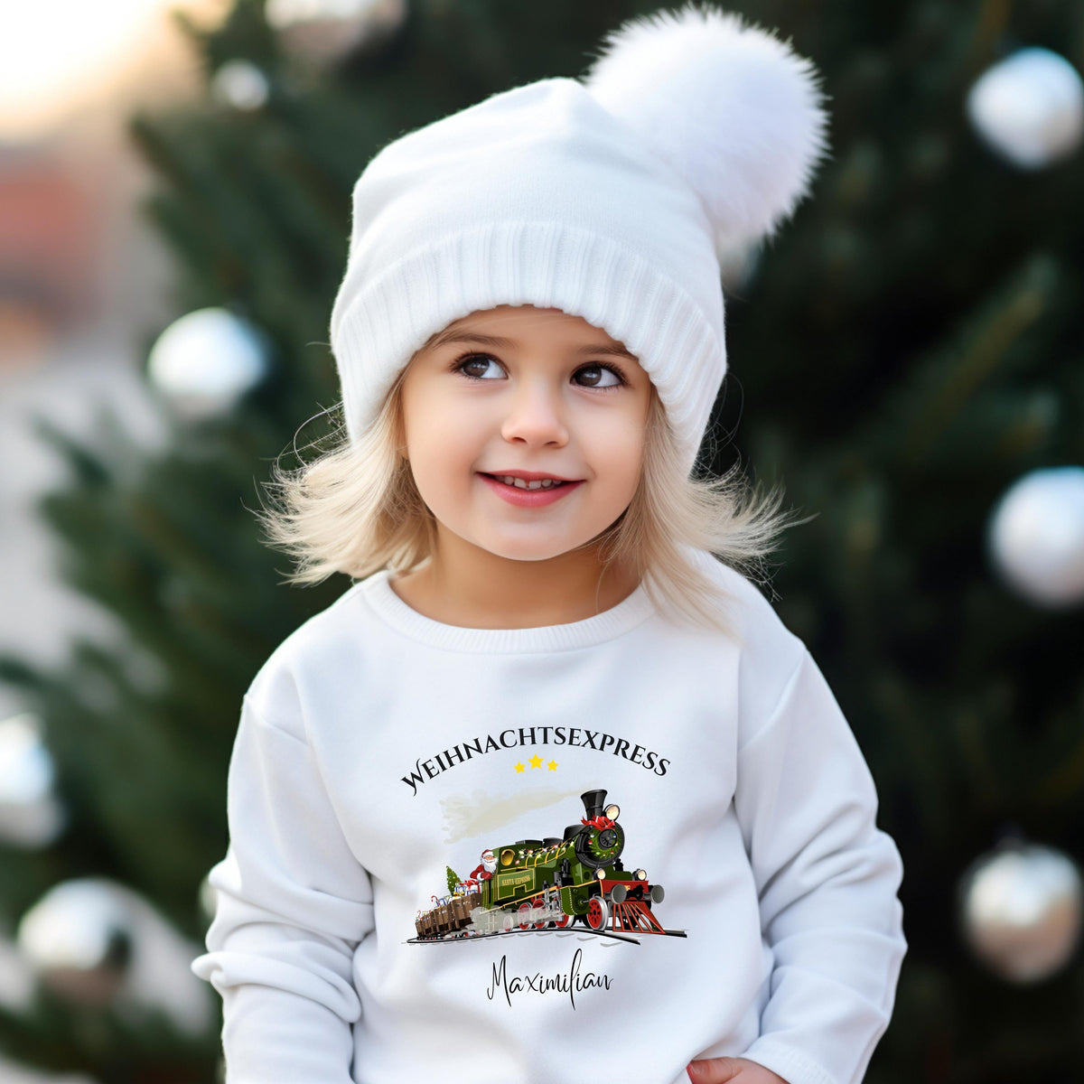Personalisierter Weihnachtspullover mit Weihnachtszug für Kinder und Babys – erhältlich als Pullover, T-Shirt oder Babybody (kurzarm oder langarm). Ideal als Geschenk zu Weihnachten für Jungen und Mädchen oder als festliches Geschwister-Outfit. Das liebevoll gestaltete Motiv zeigt eine Lokomotive mit Geschenken, Tannenbaum und Sternen. Perfekt für Weihnachtsfotos, den Besuch bei Oma, Baby Weihnachten Outfit oder Partnerlook für Geschwister im Winter.