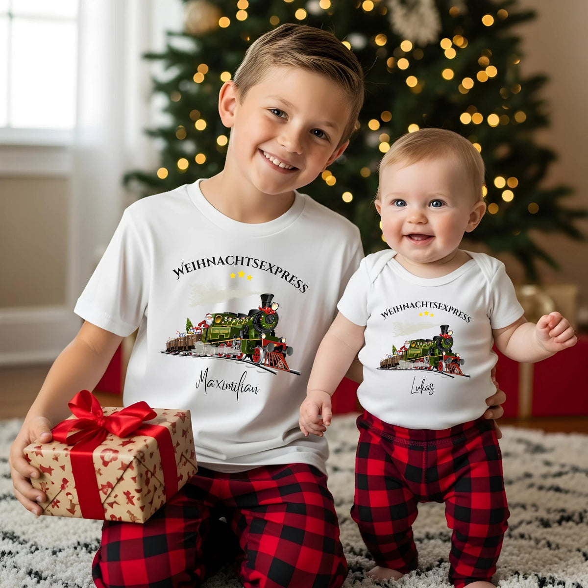 Personalisierter Weihnachtspullover mit Weihnachtszug für Kinder und Babys – erhältlich als Pullover, T-Shirt oder Babybody (kurzarm oder langarm). Ideal als Geschenk zu Weihnachten für Jungen und Mädchen oder als festliches Geschwister-Outfit. Das liebevoll gestaltete Motiv zeigt eine Lokomotive mit Geschenken, Tannenbaum und Sternen. Perfekt für Weihnachtsfotos, den Besuch bei Oma, Baby Weihnachten Outfit oder Partnerlook für Geschwister im Winter.