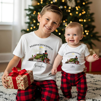 Personalisierter Weihnachtspullover mit Weihnachtszug für Kinder und Babys – erhältlich als Pullover, T-Shirt oder Babybody (kurzarm oder langarm). Ideal als Geschenk zu Weihnachten für Jungen und Mädchen oder als festliches Geschwister-Outfit. Das liebevoll gestaltete Motiv zeigt eine Lokomotive mit Geschenken, Tannenbaum und Sternen. Perfekt für Weihnachtsfotos, den Besuch bei Oma, Baby Weihnachten Outfit oder Partnerlook für Geschwister im Winter.