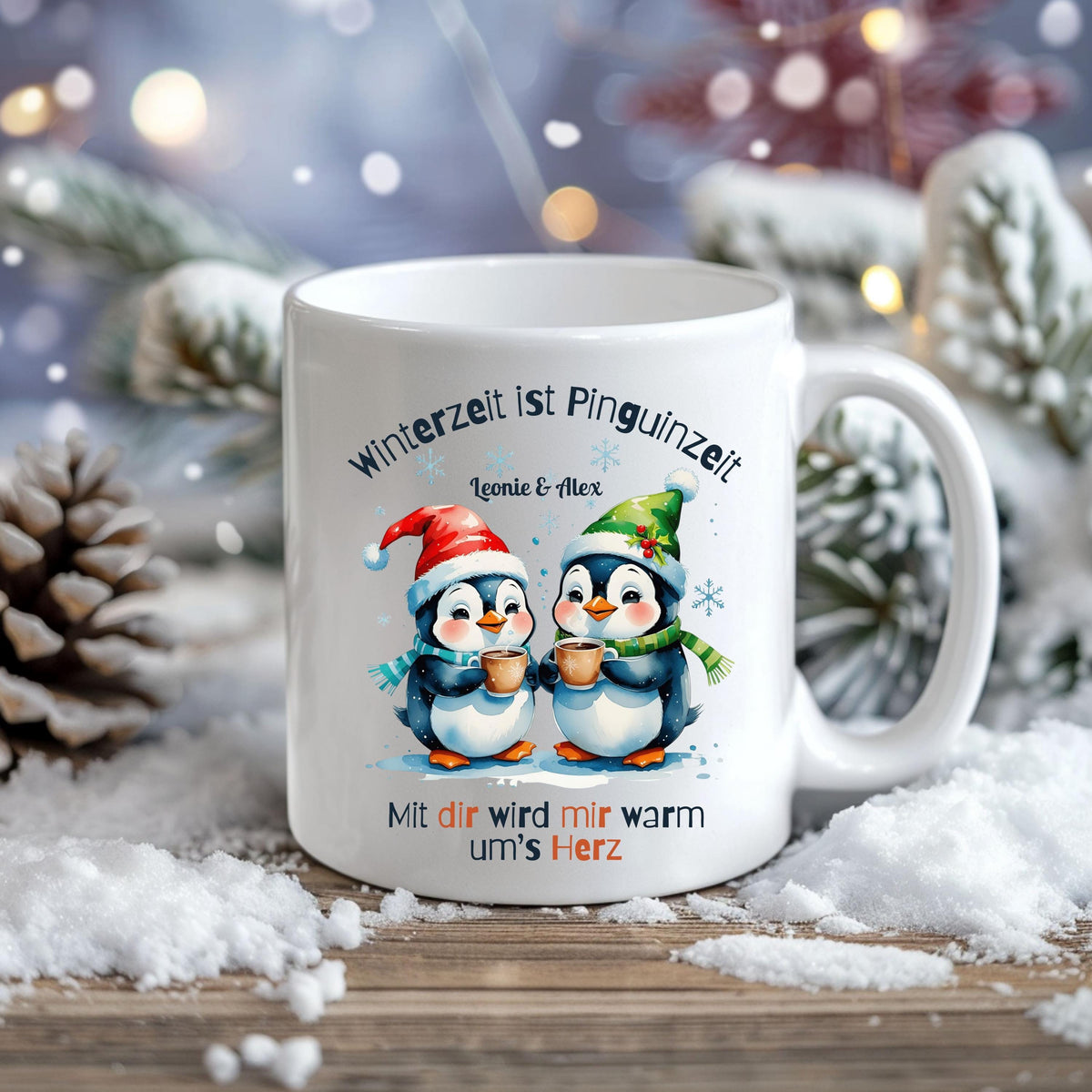 Personalisierte Weihnachtstasse für Paare mit Namen, ideal als liebevolles Weihnachtsgeschenk für Freund, Freundin oder Ehepartner. Hochwertige Keramiktasse mit festlichem Design und langlebigem Druck – perfekt für gemütliche Winterabende zu zweit. Diese Partner-Tasse ist ein besonderes Geschenk unter dem Weihnachtsbaum oder als kleines Wichtelgeschenk mit persönlicher Note. Ein romantisches Weihnachtsgeschenk, das jeden Morgen an die gemeinsame Zeit erinnert.