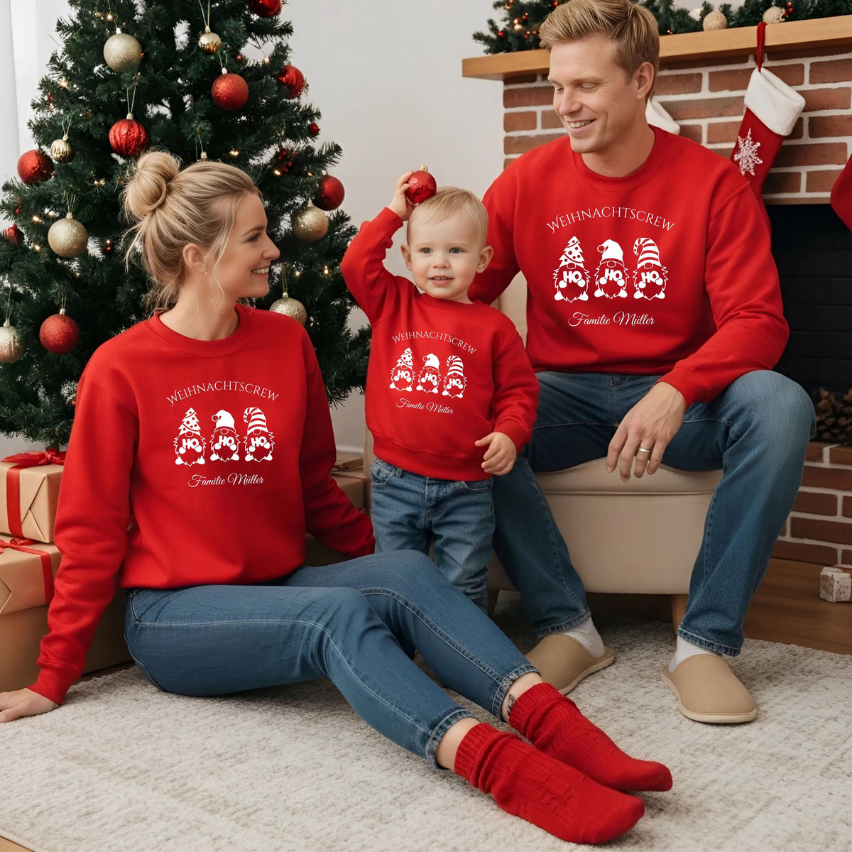 Personalisierter Weihnachtspullover Familie mit Wichtelmotiv und Schriftzug „Weihnachtscrew“. Festlicher Familienlook für Kinder, Babys, Mama & Papa – perfekt für Familienfotos, Heiligabend oder entspannte Feiertage. Das detailverliebte Wichteldesign sorgt für Zusammenhalt und Weihnachtsfreude. Ob als Familienoutfit oder Geschenkidee – dieser Weihnachtspullover bringt Weihnachtszauber und ein Lächeln auf jedes Festtagsfoto.