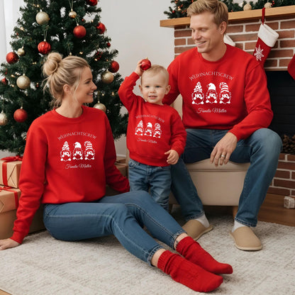 Personalisierter Weihnachtspullover Familie mit Wichtelmotiv und Schriftzug „Weihnachtscrew“. Festlicher Familienlook für Kinder, Babys, Mama & Papa – perfekt für Familienfotos, Heiligabend oder entspannte Feiertage. Das detailverliebte Wichteldesign sorgt für Zusammenhalt und Weihnachtsfreude. Ob als Familienoutfit oder Geschenkidee – dieser Weihnachtspullover bringt Weihnachtszauber und ein Lächeln auf jedes Festtagsfoto.
