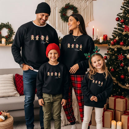 Personalisiertes Weihnachtsoutfit für Familien mit süßem Lebkuchen-Motiv – als Weihnachtspullover, T-Shirt oder Body für Kinder, Babys und Eltern. Ideal als Partnerlook zu Weihnachten, für Familienfotos, Geschwister-Outfits oder als Geschenkidee. Liebevoll gestaltetes Weihnachtsdesign mit Lebkuchenmännchen, perfekt für festliche Momente, Heiligabend oder Feiertage. Ein kuscheliges Highlight für alle die Weihnachten gemeinsam und mit Herz feiern Weihnachtspullover Familie Lebkuchen Familienoutfit