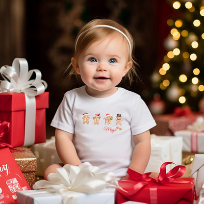 Personalisiertes Weihnachtsoutfit für Familien mit süßem Lebkuchen-Motiv – als Weihnachtspullover, T-Shirt oder Body für Kinder, Babys und Eltern. Ideal als Partnerlook zu Weihnachten, für Familienfotos, Geschwister-Outfits oder als Geschenkidee. Liebevoll gestaltetes Weihnachtsdesign mit Lebkuchenmännchen, perfekt für festliche Momente, Heiligabend oder Feiertage. Ein kuscheliges Highlight für alle die Weihnachten gemeinsam und mit Herz feiern Weihnachtspullover Familie Lebkuchen Familienoutfit