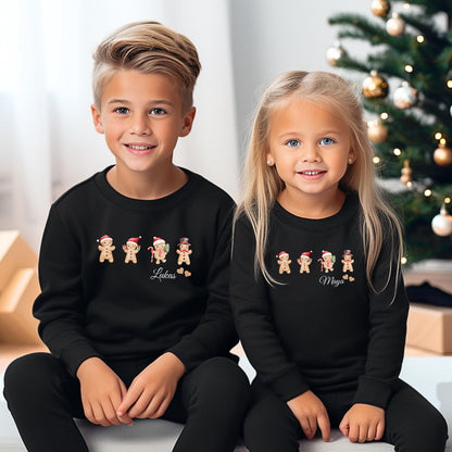 Personalisiertes Weihnachtsoutfit für Familien mit süßem Lebkuchen-Motiv – als Weihnachtspullover, T-Shirt oder Body für Kinder, Babys und Eltern. Ideal als Partnerlook zu Weihnachten, für Familienfotos, Geschwister-Outfits oder als Geschenkidee. Liebevoll gestaltetes Weihnachtsdesign mit Lebkuchenmännchen, perfekt für festliche Momente, Heiligabend oder Feiertage. Ein kuscheliges Highlight für alle die Weihnachten gemeinsam und mit Herz feiern Weihnachtspullover Familie Lebkuchen Familienoutfit