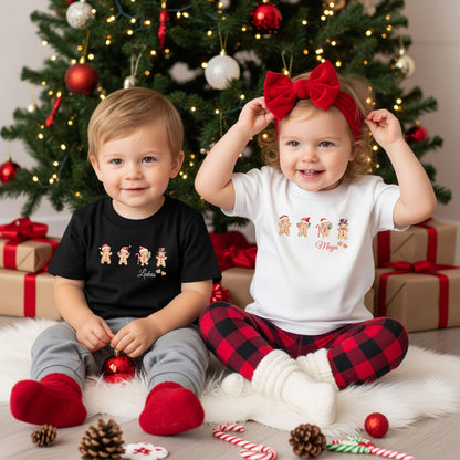 Personalisiertes Weihnachtsoutfit für Familien mit süßem Lebkuchen-Motiv – als Weihnachtspullover, T-Shirt oder Body für Kinder, Babys und Eltern. Ideal als Partnerlook zu Weihnachten, für Familienfotos, Geschwister-Outfits oder als Geschenkidee. Liebevoll gestaltetes Weihnachtsdesign mit Lebkuchenmännchen, perfekt für festliche Momente, Heiligabend oder Feiertage. Ein kuscheliges Highlight für alle die Weihnachten gemeinsam und mit Herz feiern Weihnachtspullover Familie Lebkuchen Familienoutfit
