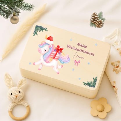 Weihnachtsgeschenk Holzkiste personalisiert mit Namen – perfekte Geschenkbox Weihnachten für Familie, Kinder und Freunde. Diese nachhaltige Holzkiste eignet sich als Adventskiste, DIY-Adventskalender oder Aufbewahrungsbox für festliche Überraschungen. Mit viel Liebe gestaltet und hochwertig bedruckt, ist sie eine langlebige, stilvolle Alternative zur klassischen Geschenkverpackung. Ideal für Weihnachtsgeschenke, Deko oder kleine Aufmerksamkeiten in der Adventszeit.