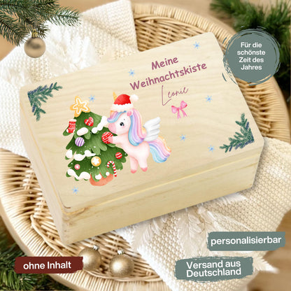 Weihnachtsgeschenk Holzkiste personalisiert mit Namen – perfekte Geschenkbox Weihnachten für Familie, Kinder und Freunde. Diese nachhaltige Holzkiste eignet sich als Adventskiste, DIY-Adventskalender oder Aufbewahrungsbox für festliche Überraschungen. Mit viel Liebe gestaltet und hochwertig bedruckt, ist sie eine langlebige, stilvolle Alternative zur klassischen Geschenkverpackung. Ideal für Weihnachtsgeschenke, Deko oder kleine Aufmerksamkeiten in der Adventszeit.
