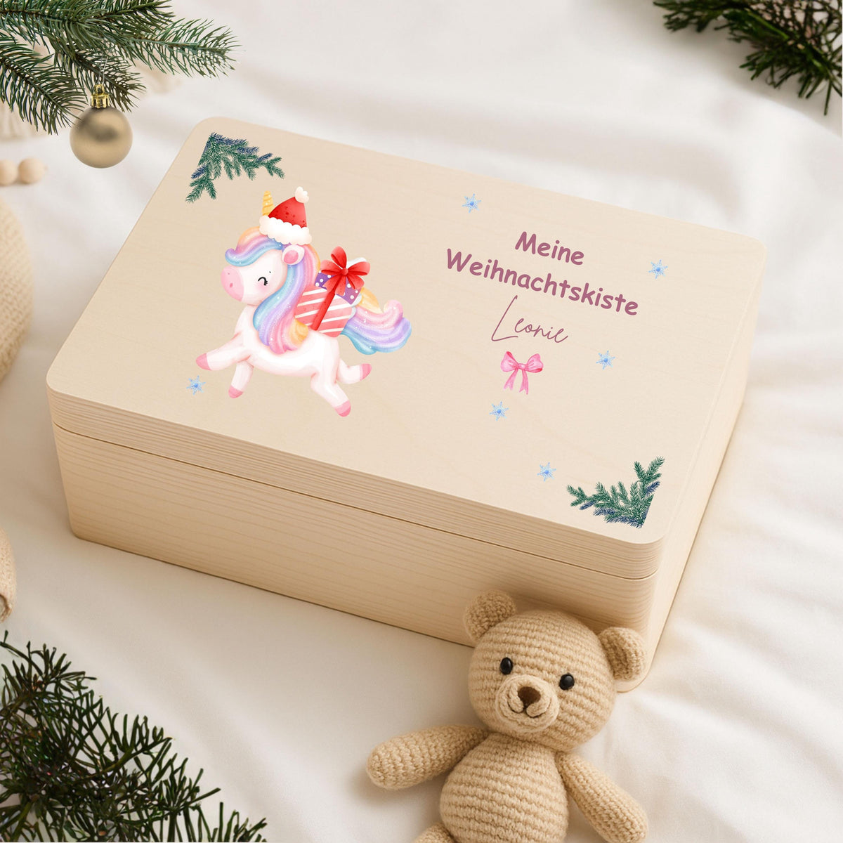 Weihnachtsgeschenk Holzkiste personalisiert mit Namen – perfekte Geschenkbox Weihnachten für Familie, Kinder und Freunde. Diese nachhaltige Holzkiste eignet sich als Adventskiste, DIY-Adventskalender oder Aufbewahrungsbox für festliche Überraschungen. Mit viel Liebe gestaltet und hochwertig bedruckt, ist sie eine langlebige, stilvolle Alternative zur klassischen Geschenkverpackung. Ideal für Weihnachtsgeschenke, Deko oder kleine Aufmerksamkeiten in der Adventszeit.
