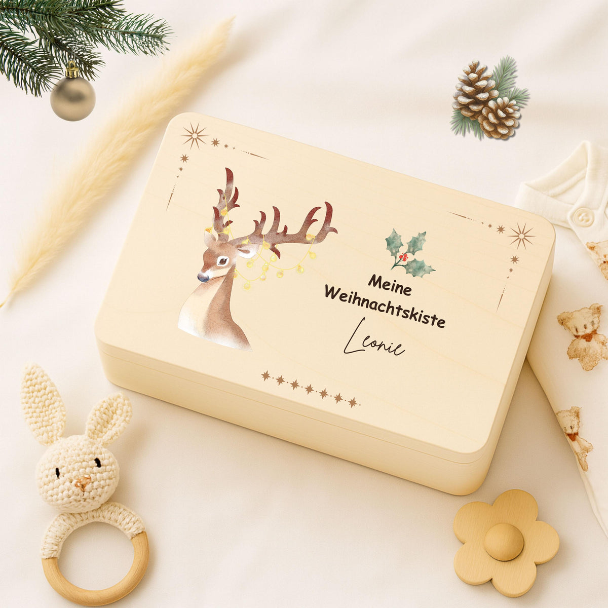 Holzkiste Weihnachten personalisiert – Geschenkbox mit Namen aus Holz für besondere Weihnachtsmomente. Diese Adventskiste eignet sich perfekt als Aufbewahrungsbox, Adventskalender zum Befüllen oder als Weihnachtsgeschenk für Familie, Kinder und Freunde. Nachhaltig, hochwertig und vielseitig – ideal als Geschenkverpackung, Erinnerungsbox oder DIY-Weihnachtsüberraschung. Ein Must-have für alle, die personalisierte Weihnachtsgeschenke lieben.