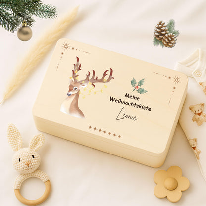 Holzkiste Weihnachten personalisiert – Geschenkbox mit Namen aus Holz für besondere Weihnachtsmomente. Diese Adventskiste eignet sich perfekt als Aufbewahrungsbox, Adventskalender zum Befüllen oder als Weihnachtsgeschenk für Familie, Kinder und Freunde. Nachhaltig, hochwertig und vielseitig – ideal als Geschenkverpackung, Erinnerungsbox oder DIY-Weihnachtsüberraschung. Ein Must-have für alle, die personalisierte Weihnachtsgeschenke lieben.