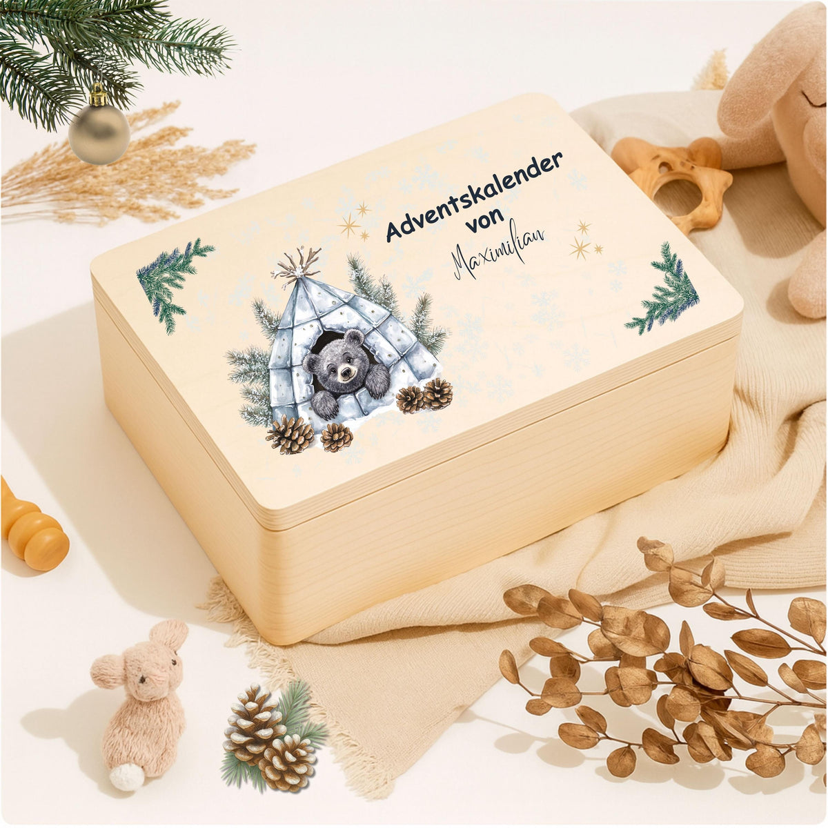 Adventskalender Holzbox personalisiert – liebevoll bedruckte Holzkiste Weihnachten mit Namen, ideal zum Selbstbefüllen. Diese DIY Adventskiste ohne Inhalt ist perfekt für Kinder, Familie oder Freunde als kreative Geschenkidee Weihnachten. Nachhaltig gefertigt, langlebig und vielseitig nutzbar – ob als Aufbewahrungsbox, Adventsdekoration oder personalisierte Geschenkverpackung für 24 kleine Überraschungen. Geschenkbox Adventskalender personalisiert Holzkiste mit Namen