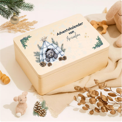 Adventskalender Holzbox personalisiert – liebevoll bedruckte Holzkiste Weihnachten mit Namen, ideal zum Selbstbefüllen. Diese DIY Adventskiste ohne Inhalt ist perfekt für Kinder, Familie oder Freunde als kreative Geschenkidee Weihnachten. Nachhaltig gefertigt, langlebig und vielseitig nutzbar – ob als Aufbewahrungsbox, Adventsdekoration oder personalisierte Geschenkverpackung für 24 kleine Überraschungen. Geschenkbox Adventskalender personalisiert Holzkiste mit Namen