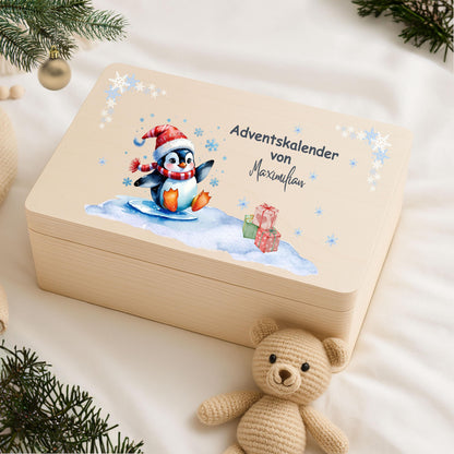Personalisierte Adventskiste aus Holz mit Namen – hochwertige DIY Adventskalender-Holzkiste Weihnachten zum Selbstbefüllen. Diese nachhaltige Holzbox ohne Inhalt ist ideal für 24 kleine Geschenke, Süßigkeiten, Briefe oder Deko. Perfekt als kreative Geschenkidee Weihnachten für Kinder, Eltern oder Partner. Die Adventskiste Holz personalisiert verbindet Stil, Nachhaltigkeit und persönliche Note. Wiederverwendbar, langlebig und liebevoll ein einzigartiges Weihnachtsgeschenk mit Erinnerungswert.