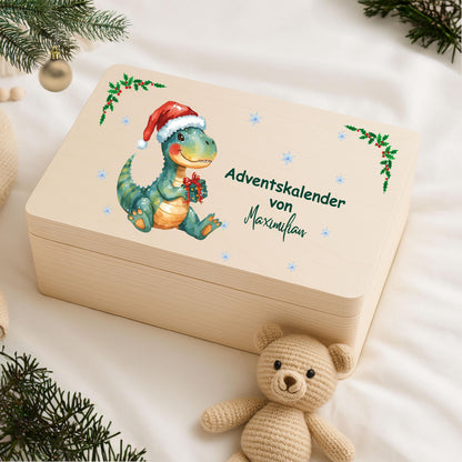 Personalisierte Adventskiste aus Holz mit Namen – hochwertige Adventskalender-Kiste Weihnachten zum Selbstbefüllen, ideal für Kinder, Eltern oder Paare. Diese Holzkiste ohne Inhalt eignet sich perfekt für 24 kleine Geschenke, Süßigkeiten, Briefe oder Deko. Nachhaltiger Adventskalender Holz personalisiert, wiederverwendbar und langlebig. Perfekt als DIY-Projekt für den Advent – dekorativ, individuell bedruckt und jedes Jahr nutzbar. Ideal als Adventskiste Holz für Familie, Kinder und Freunde