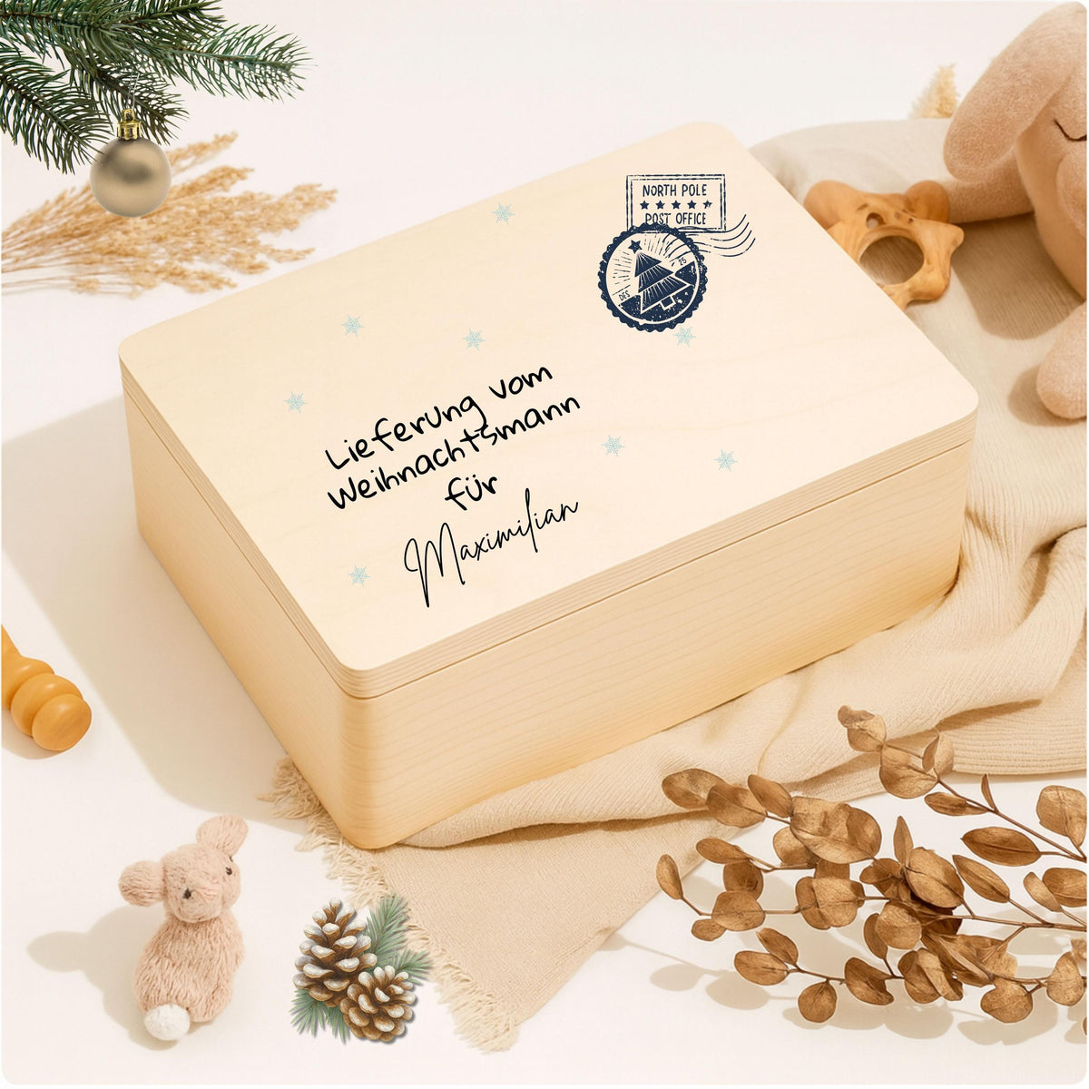 Personalisierte Lieferung-vom-Weihnachtsmann-Holzkiste aus hochwertigem Holz, ideal als Geschenkbox Weihnachten oder Adventskiste mit Namen. Perfekt zum Befüllen für Kinder, Eltern oder Freunde. Diese Weihnachtskiste mit Gravur „Lieferung vom Weihnachtsmann“ ist eine besondere Idee, um Geschenke stilvoll zu verpacken. Nachhaltige Holzkiste Weihnachten mit nostalgischem Design – ideal für Weihnachtsüberraschungen, Geschenke unter dem Baum oder als Dekoration in der Adventszeit.