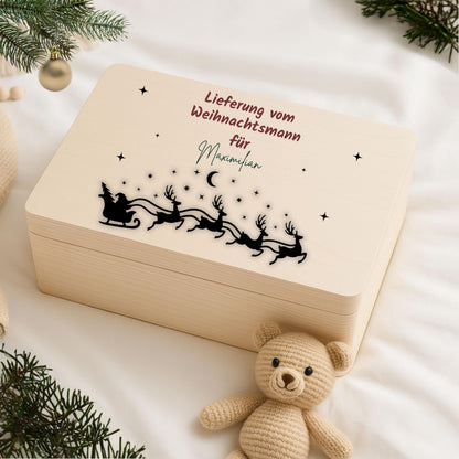 Lieferung vom Weihnachtsmann – Weihnachtskiste Holz personalisiert mit Namen, ideal als Geschenkverpackung Weihnachten oder Adventskiste. Diese dekorative Holzkiste sorgt für leuchtende Augen bei Groß und Klein. Nachhaltig, langlebig und liebevoll gestaltet – perfekt für Weihnachtsgeschenke, Wichtelüberraschungen oder persönliche Botschaften vom Weihnachtsmann. Edles Design mit Gravur und rustikalem Charme, passend zu jeder Weihnachtsdekoration. Adventskiste Geschenkbox Weihnachten Adventskiste