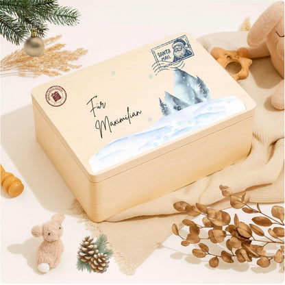 Weihnachtspost vom Nordpol – personalisierte Holzkiste mit Namen als originelle Geschenkbox Weihnachten. Diese Holz Adventskiste bietet Platz für Geschenke, Süßigkeiten oder kleine Überraschungen. Ein besonderes Weihnachtsgeschenk für Kinder oder Erwachsene, liebevoll graviert und nachhaltig gefertigt. Perfekt für alle, die eine hochwertige Weihnachtsbox aus Holz mit Namen suchen, um ihre Geschenke kreativ und festlich zu präsentieren. Weihnachtsbox Geschenkbox Adventskiste ohne Inhalt