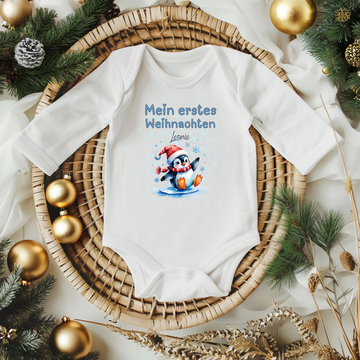 Liebevoll gestalteter Babybody Langarm für Babys erstes Weihnachtsfest. Hergestellt aus weicher, hautfreundlicher Baumwolle und individuell mit dem Namen personalisiert. Ideal für Weihnachtsfotos, Familienfeiern oder als besonderes Geschenk für Eltern und Großeltern. Dieser Body Weihnachten Baby kombiniert Komfort, Qualität und Erinnerungswert – ein Highlight unter dem Weihnachtsbaum.