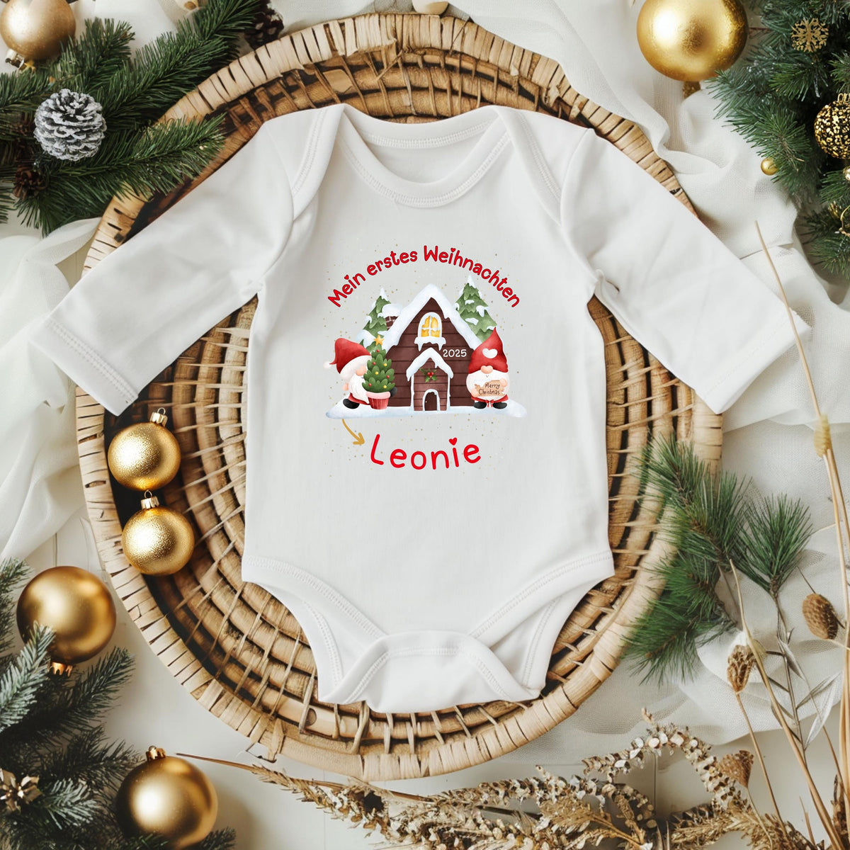 Langarm-Babybody Weihnachten aus weicher, atmungsaktiver Baumwolle mit dem Aufdruck „Mein erstes Weihnachten“. Der Body ist personalisiert mit Namen und eignet sich perfekt als Outfit für Babys erstes Weihnachtsfest. Hochwertiger Druck und bequemer Schnitt sorgen für angenehmen Tragekomfort. Ideal für Fotoshootings, Familienfeste oder als Geschenkidee für Eltern, Großeltern oder Paten. Ein liebevoll gestalteter Weihnachtsbody Baby, der Erinnerungen an die schönste Zeit des Jahres bewahrt.