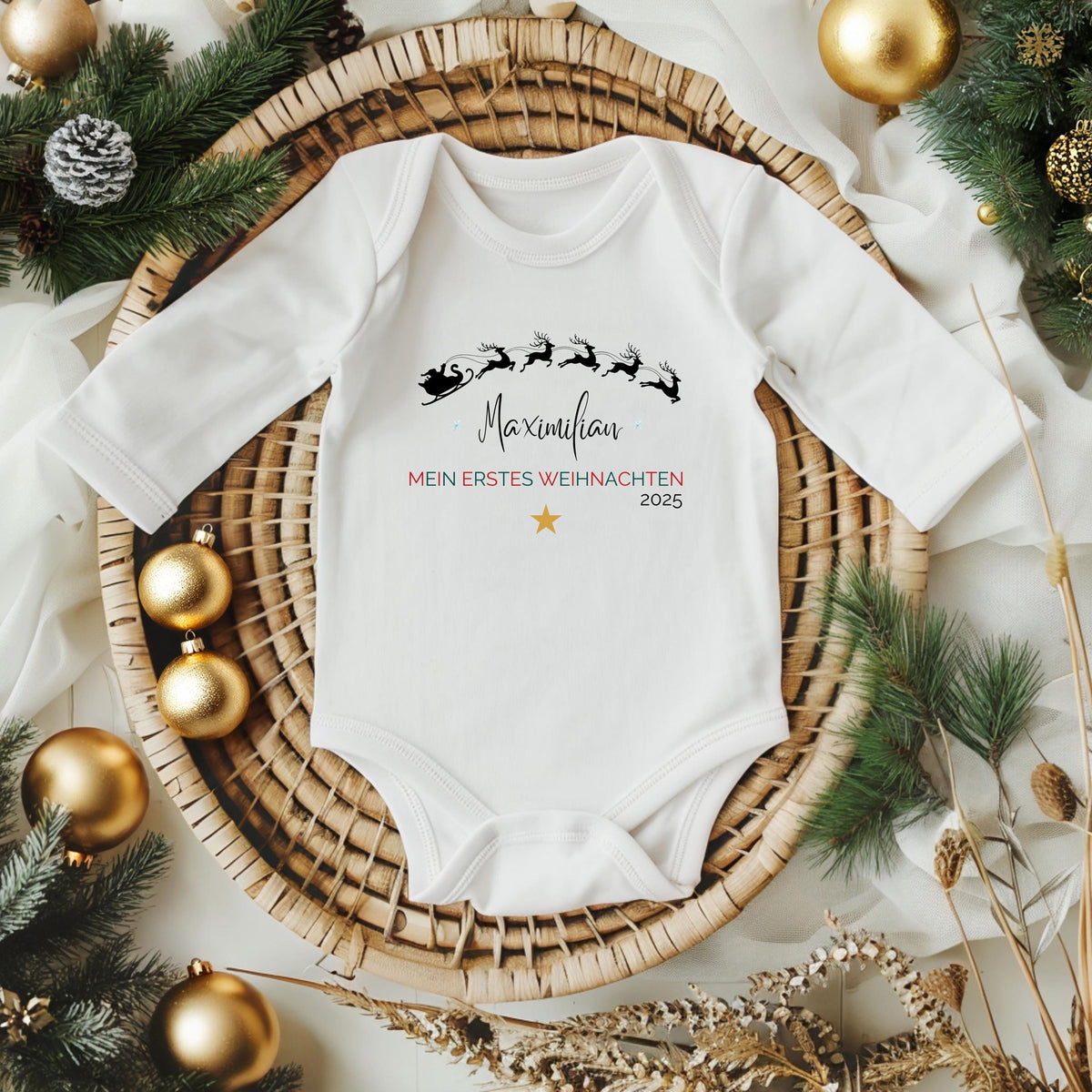 Weicher Babybody Weihnachten Langarm mit liebevollem Aufdruck „Mein erstes Weihnachten“. Der Body ist personalisiert mit Namen und überzeugt durch hautfreundliche Baumwolle, hohen Tragekomfort und beste Druckqualität. Ideal für Babys erstes Weihnachtsfest als festliches Outfit, für Fotoshootings oder als Geschenkidee für Eltern. Ein langlebiger, pflegeleichter Weihnachtsbody Baby, der Freude schenkt und Erinnerungen an das erste Weihnachtsfest schafft.
