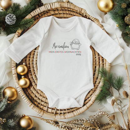 Langarm-Babybody mit Aufdruck „Mein erstes Weihnachten“, personalisiert mit Namen. Ideal als Weihnachtsbody Baby für das erste Fest, für Fotoshootings oder als Geschenkidee für Eltern und Großeltern. Der Body besteht aus hochwertiger Baumwolle, ist angenehm weich, pflegeleicht und langlebig. Perfekt als Baby Weihnachten Outfit und emotionales Andenken an die erste gemeinsame Weihnachtszeit. Weihnachtsoutfit für Babys erstes Fest, für Familienfotos oder als besonderes Geschenk