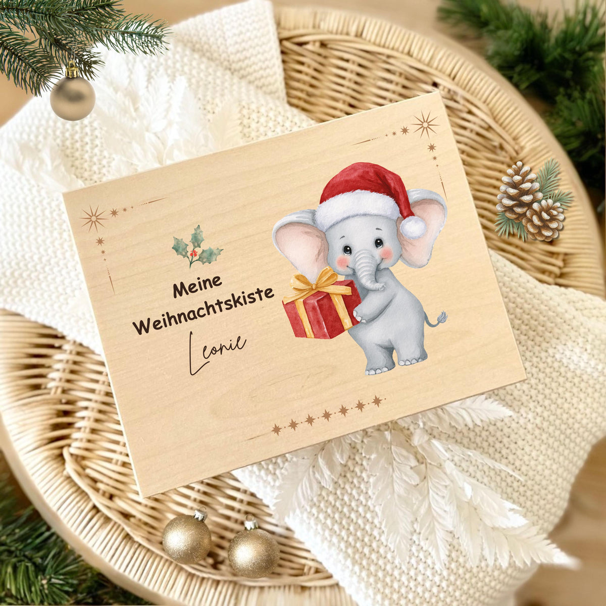 Personalisierte Weihnachtskiste aus Holz mit Namen – nachhaltige Geschenkbox Weihnachten für Kinder, Familie oder Partner. Ideal als Adventskiste, Weihnachtsüberraschung oder DIY-Adventskalender zum Befüllen. Diese Holzkiste Weihnachten ist hochwertig verarbeitet, individuell bedruckt und perfekt als Geschenkidee zu Weihnachten, für Nikolaus oder als dekorative Aufbewahrungsbox. Eine stilvolle Weihnachtsgeschenkverpackung mit persönlicher Note.