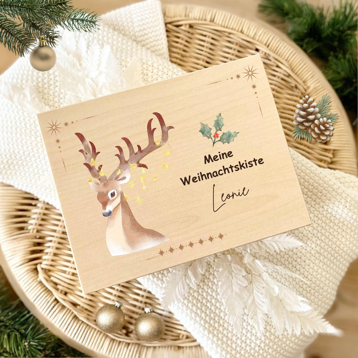 Holzkiste Weihnachten personalisiert – Geschenkbox mit Namen aus Holz für besondere Weihnachtsmomente. Diese Adventskiste eignet sich perfekt als Aufbewahrungsbox, Adventskalender zum Befüllen oder als Weihnachtsgeschenk für Familie, Kinder und Freunde. Nachhaltig, hochwertig und vielseitig – ideal als Geschenkverpackung, Erinnerungsbox oder DIY-Weihnachtsüberraschung. Ein Must-have für alle, die personalisierte Weihnachtsgeschenke lieben.