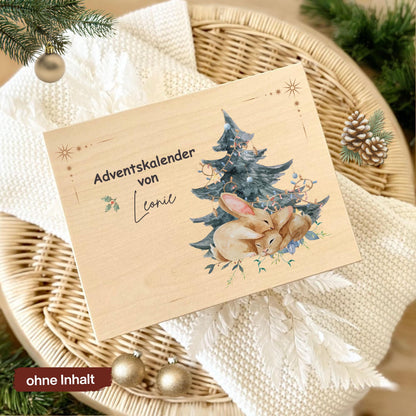 Personalisierte Adventskiste aus Holz mit Namen – hochwertige Adventskalender-Kiste Weihnachten zum Selbstbefüllen, ideal für Kinder, Eltern oder Paare. Diese Holzkiste ohne Inhalt eignet sich perfekt für 24 kleine Geschenke, Süßigkeiten, Briefe oder Deko. Nachhaltiger Adventskalender Holz personalisiert, wiederverwendbar und langlebig. Perfekt als DIY-Projekt für den Advent – dekorativ, individuell bedruckt und jedes Jahr nutzbar. Ideal als Adventskiste Holz für Familie, Kinder und Freunde