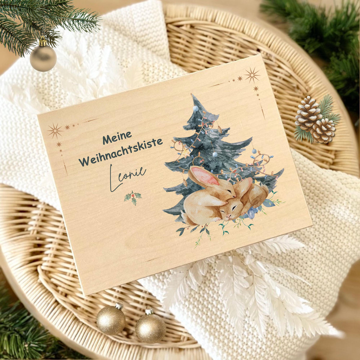 Personalisierte Weihnachtskiste aus Holz mit Namen – nachhaltige Geschenkbox Weihnachten für Kinder, Eltern oder Paare. Perfekt als Adventskiste, DIY-Adventskalender oder Weihnachtsgeschenkbox zum Befüllen mit Süßigkeiten, Plätzchen oder kleinen Überraschungen. Diese hochwertige Holzkiste Weihnachten ist individuell bedruckt,stabil und dekorativ eine vielseitige Geschenkverpackung und liebevolle Idee für die ganze Familie. Ideal auch als Aufbewahrungsbox oder festliche Dekoration zur Adventszeit