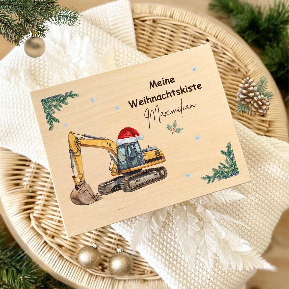Weihnachtsbox Holz personalisiert – elegante Holzkiste Weihnachten mit Namen, perfekt als Geschenkverpackung, Adventskiste oder DIY-Adventskalender zum Befüllen. Diese hochwertige Geschenkbox ist nachhaltig produziert, robust und ideal für kleine Geschenke, Leckereien oder persönliche Überraschungen. Ob für Kinder, Eltern oder Freunde – eine stilvolle, wiederverwendbare Weihnachtskiste aus Holz, die Freude schenkt und Erinnerungen schafft. Einzigartiges Weihnachtsgeschenk mit persönlicher Note.