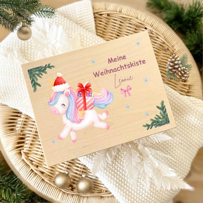 Weihnachtsgeschenk Holzkiste personalisiert mit Namen – perfekte Geschenkbox Weihnachten für Familie, Kinder und Freunde. Diese nachhaltige Holzkiste eignet sich als Adventskiste, DIY-Adventskalender oder Aufbewahrungsbox für festliche Überraschungen. Mit viel Liebe gestaltet und hochwertig bedruckt, ist sie eine langlebige, stilvolle Alternative zur klassischen Geschenkverpackung. Ideal für Weihnachtsgeschenke, Deko oder kleine Aufmerksamkeiten in der Adventszeit.