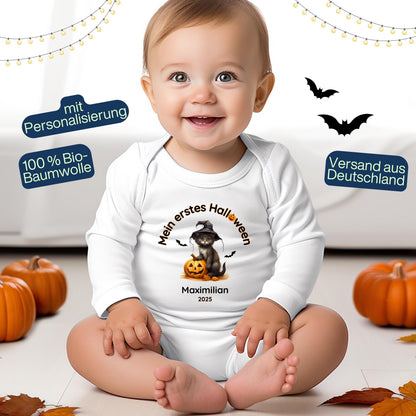 Mein erstes Halloween Babybody aus 100 % Bio-Baumwolle, erhältlich in Schwarz und Weiß, nachhaltig und hautfreundlich. Halloween Outfit für Babys bis 18 Monate, ideal als Baby Strampler für Jungen und Mädchen, perfekt für Babyfotos, Familienfotos und die erste Halloween Party. Bio Baby Body mit süßem Geist und Kürbis Motiv, weiche Baby Kleidung für Herbst und Halloween 2025, originelle Geschenkidee für Babys erstes Halloween, auch als Geschenk zur Geburt oder Babyparty geeignet.