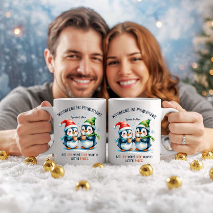 Personalisierte Weihnachtstasse für Paare mit Namen, ideal als liebevolles Weihnachtsgeschenk für Freund, Freundin oder Ehepartner. Hochwertige Keramiktasse mit festlichem Design und langlebigem Druck – perfekt für gemütliche Winterabende zu zweit. Diese Partner-Tasse ist ein besonderes Geschenk unter dem Weihnachtsbaum oder als kleines Wichtelgeschenk mit persönlicher Note. Ein romantisches Weihnachtsgeschenk, das jeden Morgen an die gemeinsame Zeit erinnert.
