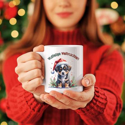 Lustige Weihnachtstasse mit Hundemotiv: Süßer Welpe mit Weihnachtsmütze und Mistelzweigen vor winterlichem Hintergrund. Die Aufschrift „Wuffelige Weihnachten“ macht die Tasse zum idealen Weihnachtsgeschenk für Hundeliebhaber. Perfekt als Wichtelgeschenk Idee, kleines Geschenk Weihnachten oder Glühweintasse. Diese hochwertige Tasse Weihnachten eignet sich wunderbar als Weihnachtsgeschenk Freundin, Geschenk für Mama oder Kollegin Geschenk. Ein liebevoller Hingucker für gemütliche Adventsmomente.