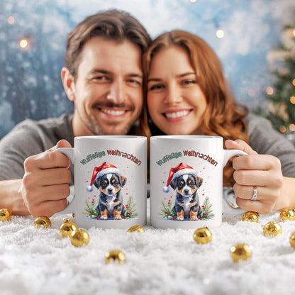 Lustige Weihnachtstasse mit Hundemotiv: Süßer Welpe mit Weihnachtsmütze und Mistelzweigen vor winterlichem Hintergrund. Die Aufschrift „Wuffelige Weihnachten“ macht die Tasse zum idealen Weihnachtsgeschenk für Hundeliebhaber. Perfekt als Wichtelgeschenk Idee, kleines Geschenk Weihnachten oder Glühweintasse. Diese hochwertige Tasse Weihnachten eignet sich wunderbar als Weihnachtsgeschenk Freundin, Geschenk für Mama oder Kollegin Geschenk. Ein liebevoller Hingucker für gemütliche Adventsmomente.