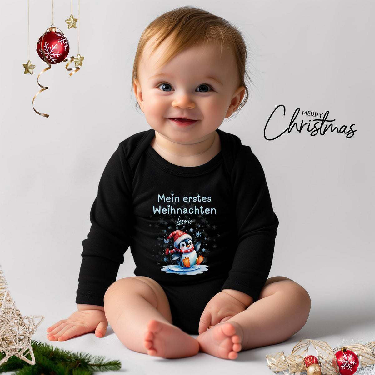 Liebevoll gestalteter Babybody Langarm für Babys erstes Weihnachtsfest. Hergestellt aus weicher, hautfreundlicher Baumwolle und individuell mit dem Namen personalisiert. Ideal für Weihnachtsfotos, Familienfeiern oder als besonderes Geschenk für Eltern und Großeltern. Dieser Body Weihnachten Baby kombiniert Komfort, Qualität und Erinnerungswert – ein Highlight unter dem Weihnachtsbaum.